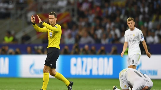 Mark Clattenburg. Mark Clattenburg.