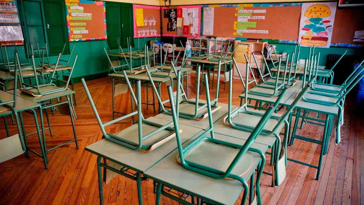 Imagen de un aula vacía en un colegio público de Madrid