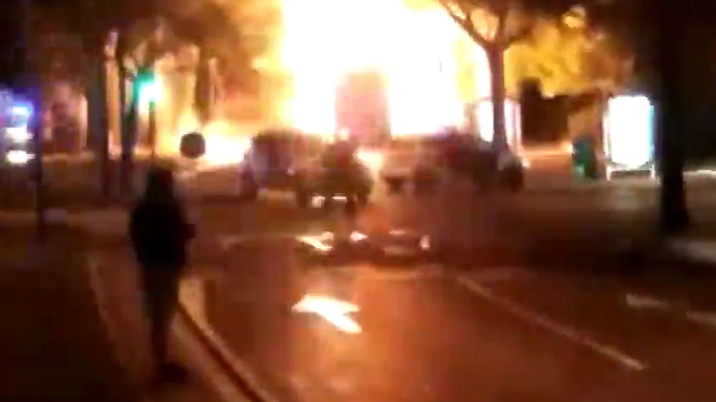 Un camión de la basura explota en Reus y queda envuelto en llamas Un camión de la basura explota en Reus y queda envuelto en llamas