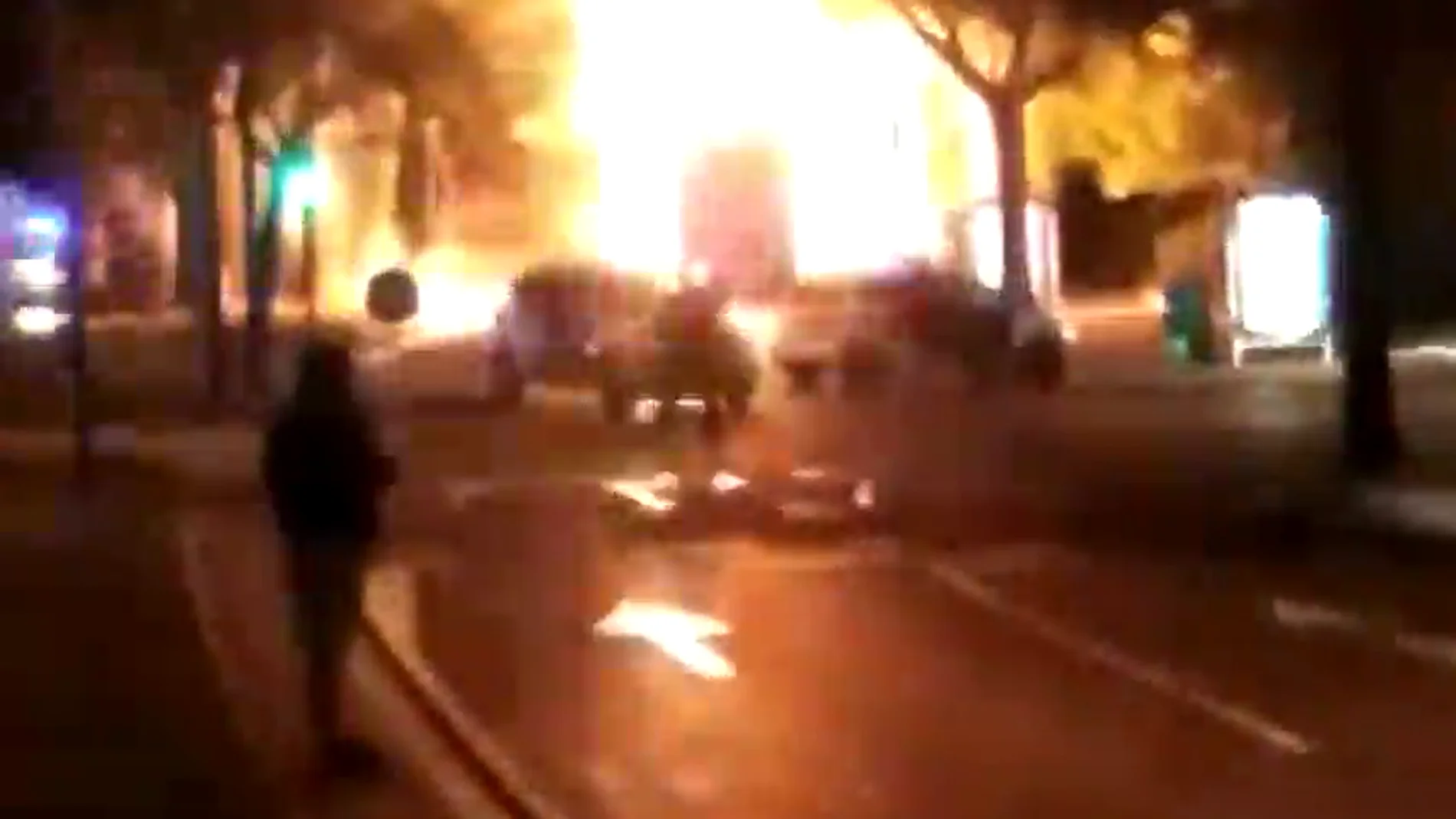 Un camión de la basura explota en Reus y queda envuelto en llamas