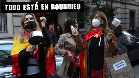 Vecinas del madrileño barrio de Salamanca participan en una protesta contra el Gobierno El Muro