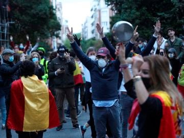 Vecinos del madrileño barrio de Salamanca participan en una protesta contra el Gobierno en plena crisis del coronavirus Vecinos del madrileño barrio de Salamanca participan en una protesta contra el Gobierno en plena crisis del coronavirus