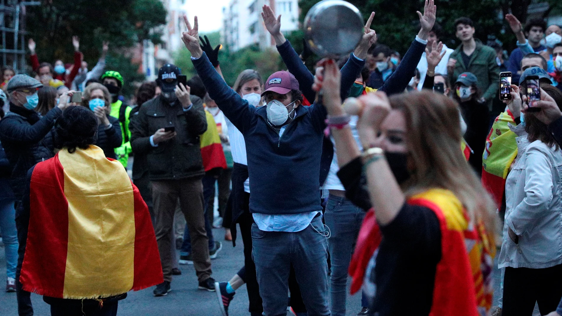 Vecinos del madrileño barrio de Salamanca participan en una protesta contra el Gobierno en plena crisis del coronavirus