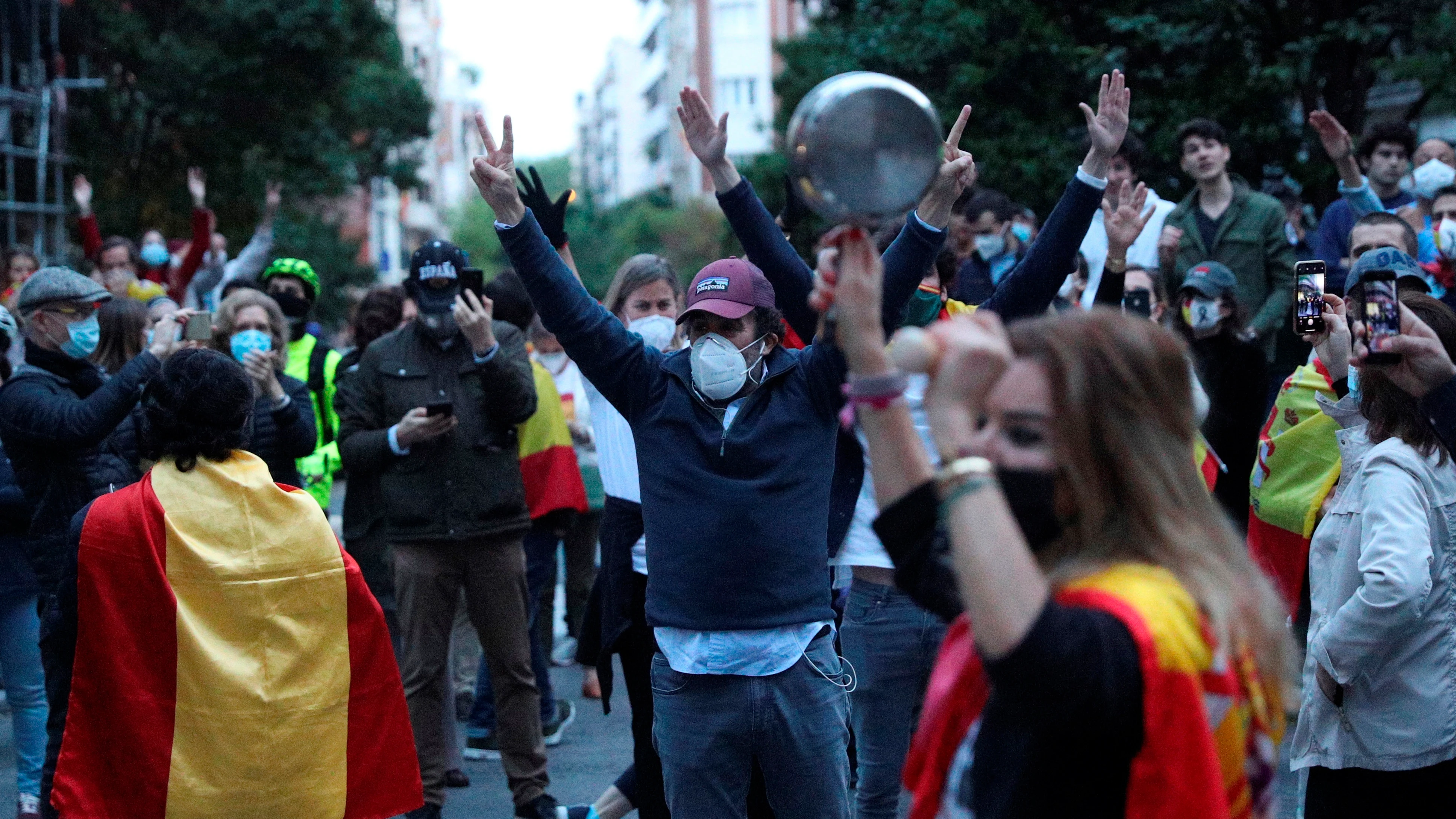 Vecinos del madrileño barrio de Salamanca participan en una protesta contra el Gobierno en plena crisis del coronavirus