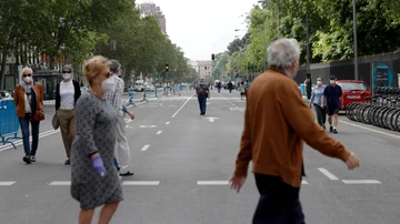 Varias personas caminan por una de las calles peatonalizadas de Madrid 