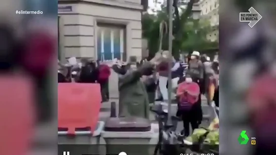 Así fue el momento más surrealista de la manifestación en el barrio de Salamanca: "Son unos amantes de la libertad y de saltarse las normas" Así fue el momento más surrealista de la manifestación en el barrio de Salamanca: "Son unos amantes de la libertad y de saltarse las normas"