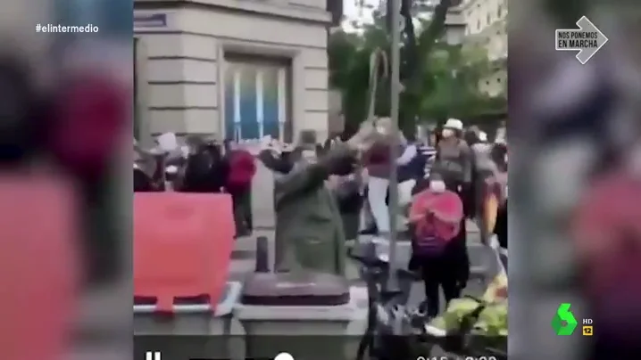 Así fue el momento más surrealista de la manifestación en el barrio de Salamanca: "Son unos amantes de la libertad y de saltarse las normas"