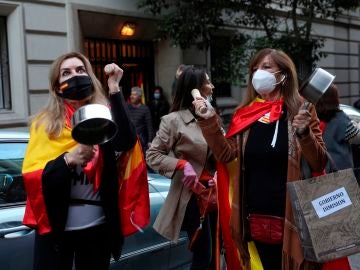 Vecinas del madrileño barrio de Salamanca participan en una protesta contra el Gobierno por su gestión en la crisis del coronavirus, ayer en Madrid Vecinas del madrileño barrio de Salamanca participan en una protesta contra el Gobierno por su gestión en la crisis del coronavirus, ayer en Madrid