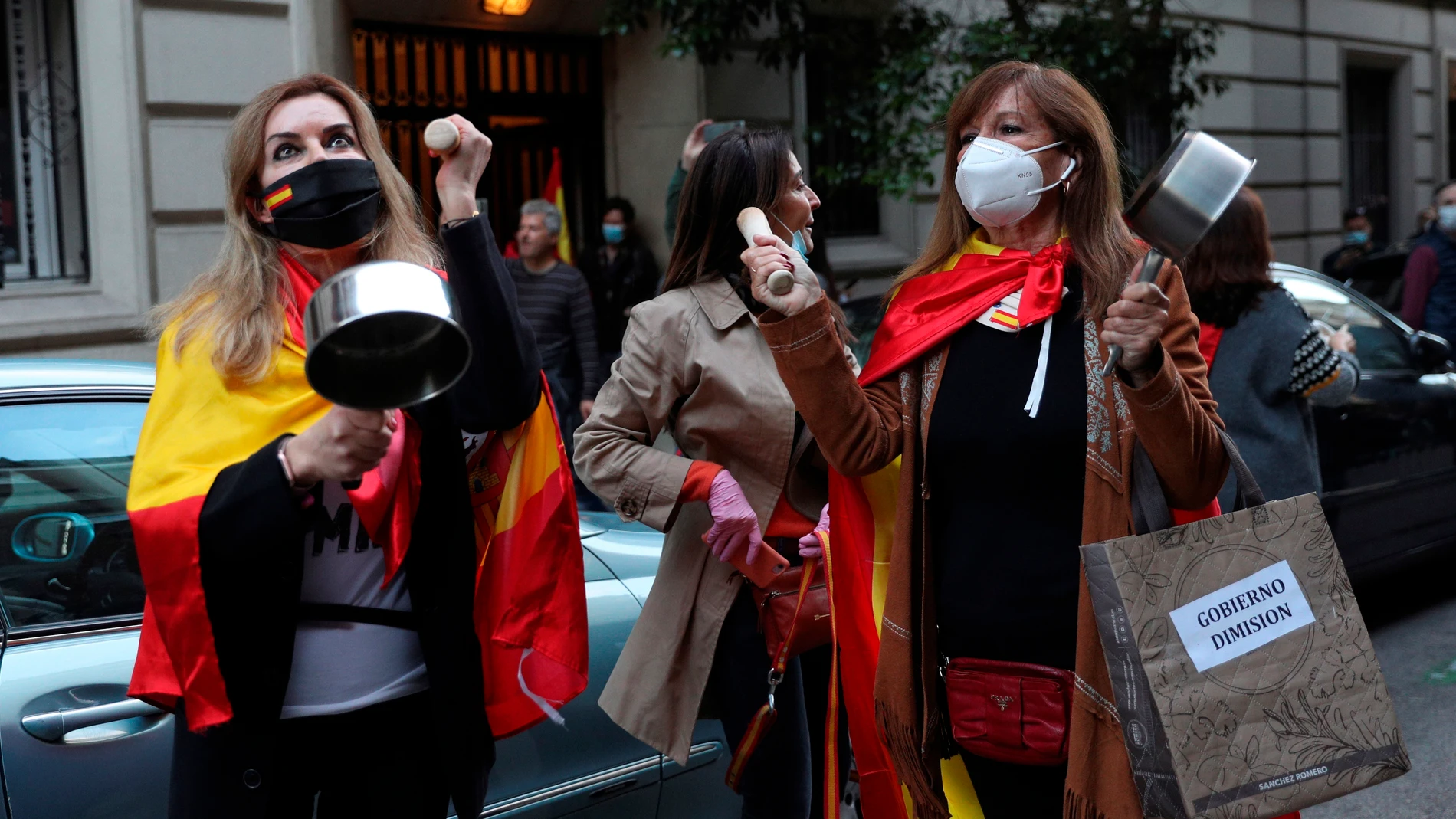 Vecinas del madrileño barrio de Salamanca participan en una protesta contra el Gobierno por su gestión en la crisis del coronavirus, ayer en Madrid