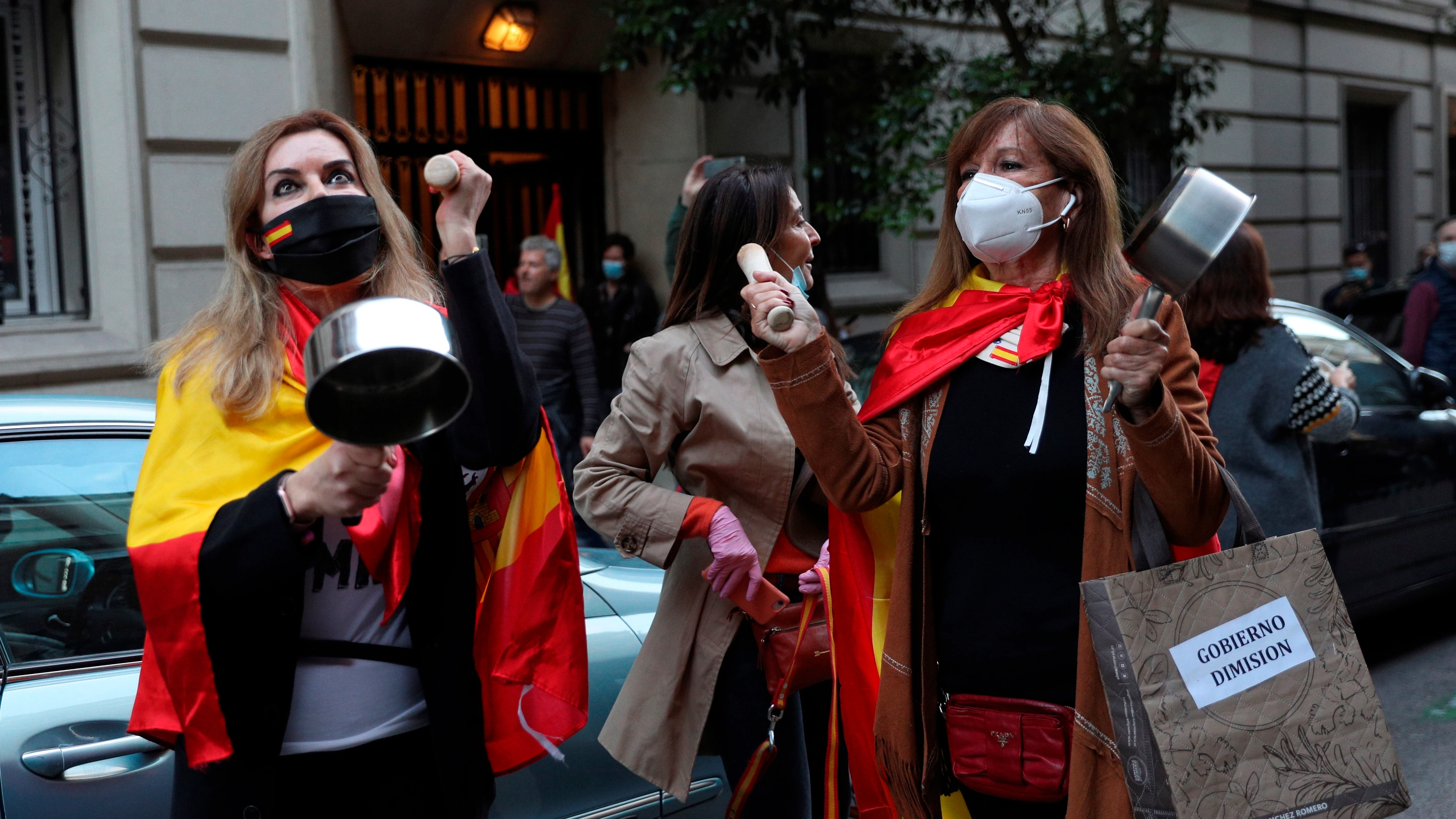 Vecinas del madrileño barrio de Salamanca participan en una protesta contra el Gobierno por su gestión en la crisis del coronavirus, ayer en Madrid