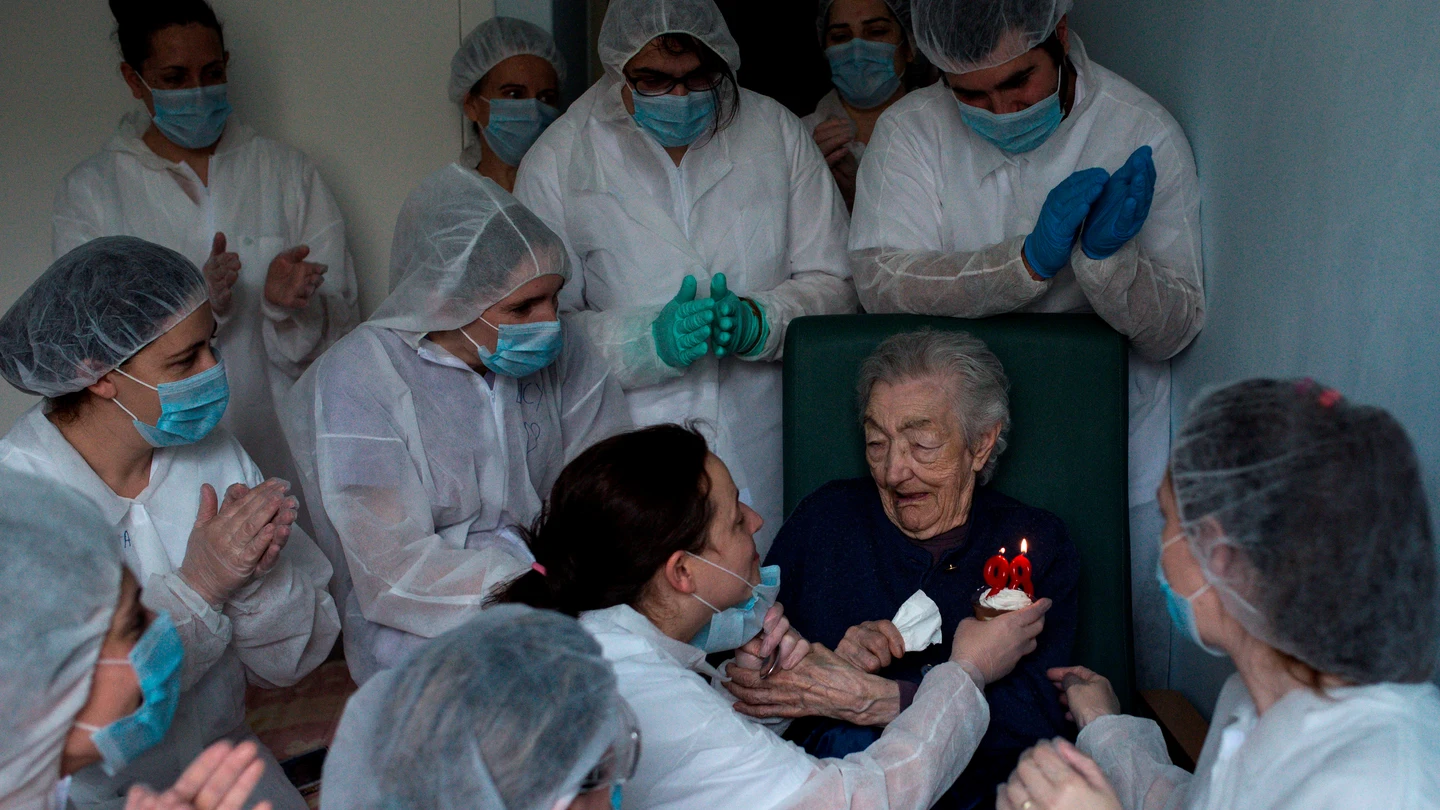 El personal sanitario de una residencia de mayores celebra el cumpleaños de una paciente de 98 años en Orense sanitarios