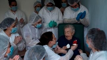 El personal sanitario de una residencia de mayores celebra el cumpleaños de una paciente de 98 años en Orense 