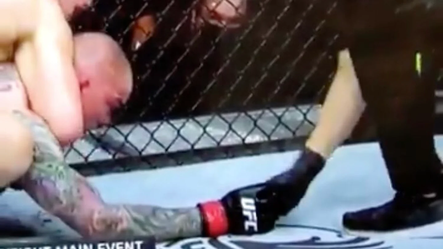 Momento en el que Anthony Smith le entrega su diente al árbitro Momento en el que Anthony Smith le entrega su diente al árbitro