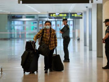 Llegada de pasajeros al aeropuerto de Barcelona Llegada de pasajeros al aeropuerto de Barcelona