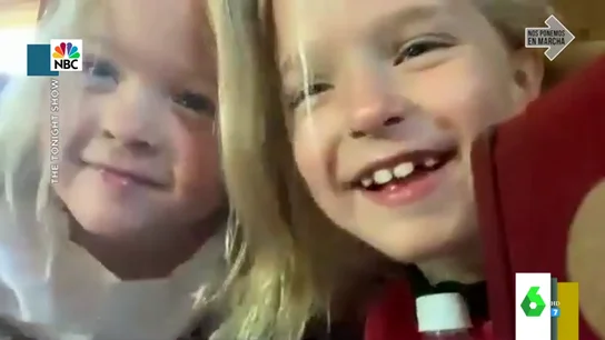 El momento en el que las hijas de Jimmy Fallon le 'roban' la cámara en plena entrevista en directo: "Los niños no respetan nada" El momento en el que las hijas de Jimmy Fallon le 'roban' la cámara en plena entrevista en directo: "Los niños no respetan nada"