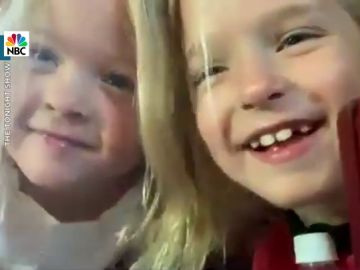 El momento en el que las hijas de Jimmy Fallon le 'roban' la cámara en plena entrevista en directo: "Los niños no respetan nada" El momento en el que las hijas de Jimmy Fallon le 'roban' la cámara en plena entrevista en directo: "Los niños no respetan nada"