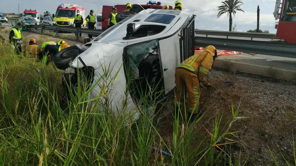 Imagen de un accidente de tráfico en la AP-7 a la altura de la salida de Catral.