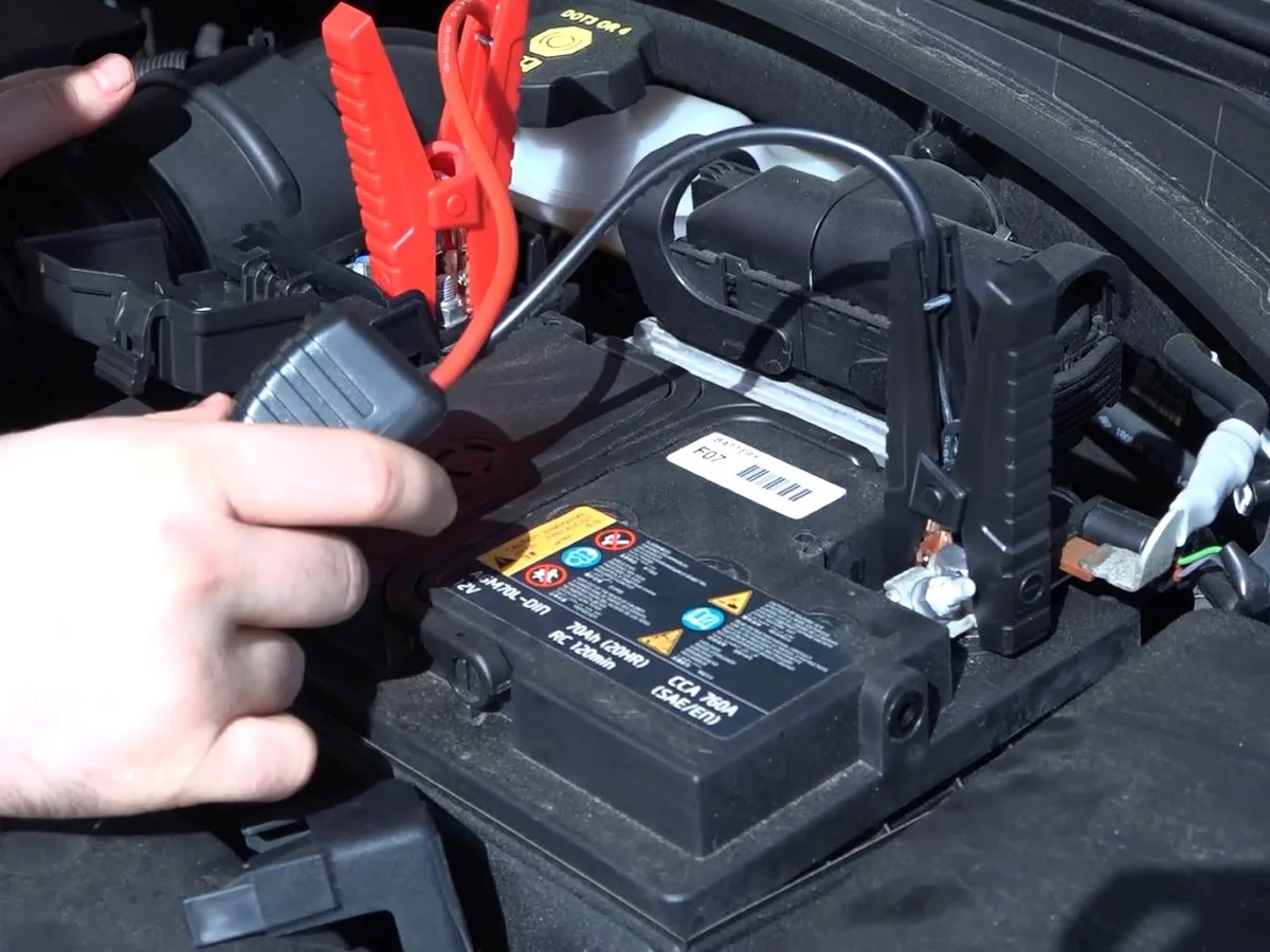 Arrancar la batería del vehículo con pinzas