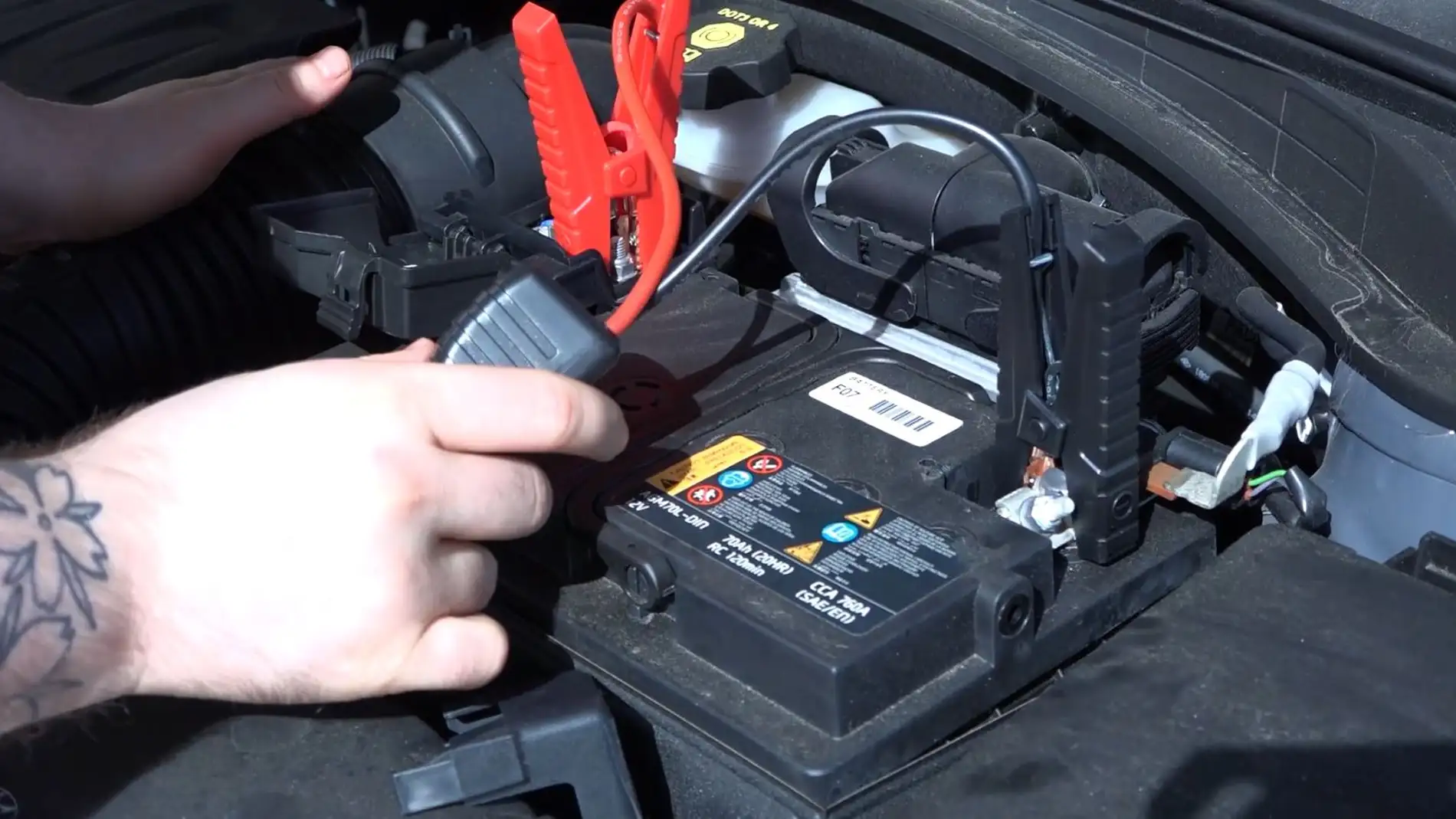 Cómo cargar la batería del coche con la ayuda de pinzas