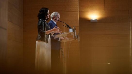 D&iacute;az Ayuso y Enrique Ruiz Escudero comparecen ante los medios.
