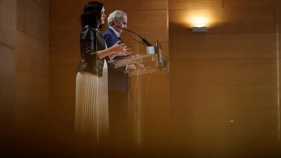 Díaz Ayuso y Enrique Ruiz Escudero comparecen ante los medios. Díaz Ayuso y Enrique Ruiz Escudero comparecen ante los medios.