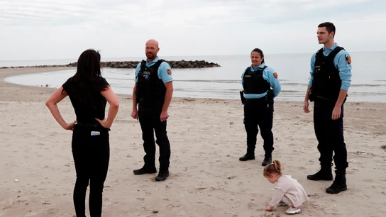 La Policía francesa patrulla en una playa La Policía francesa patrulla en una playa