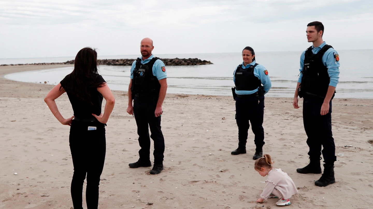 La Policía francesa patrulla en una playa La Policía francesa patrulla en una playa