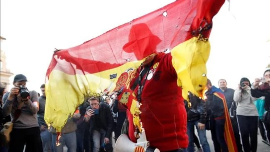 Quema de una bandera de España en Barcelona Quema de una bandera de España en Barcelona