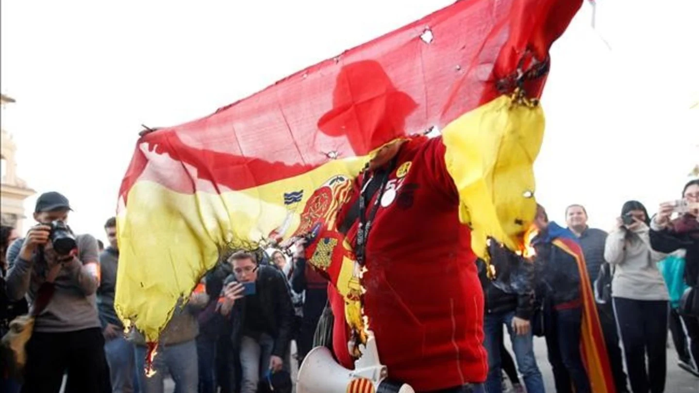 Quema de una bandera de España en Barcelona Quema de una bandera de España en Barcelona