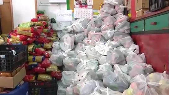 Imagen de bolsas de comida en la Asociación de Vecinos de Aluche Imagen de bolsas de comida en la Asociación de Vecinos de Aluche