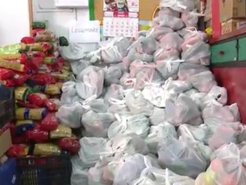 Imagen de bolsas de comida en la Asociación de Vecinos de Aluche Imagen de bolsas de comida en la Asociación de Vecinos de Aluche