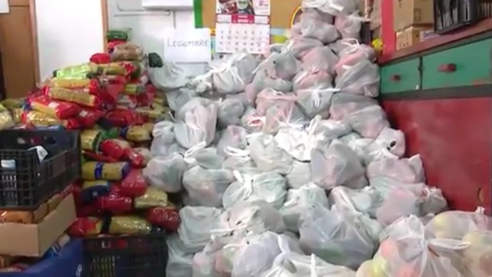 Imagen de bolsas de comida en la Asociación de Vecinos de Aluche