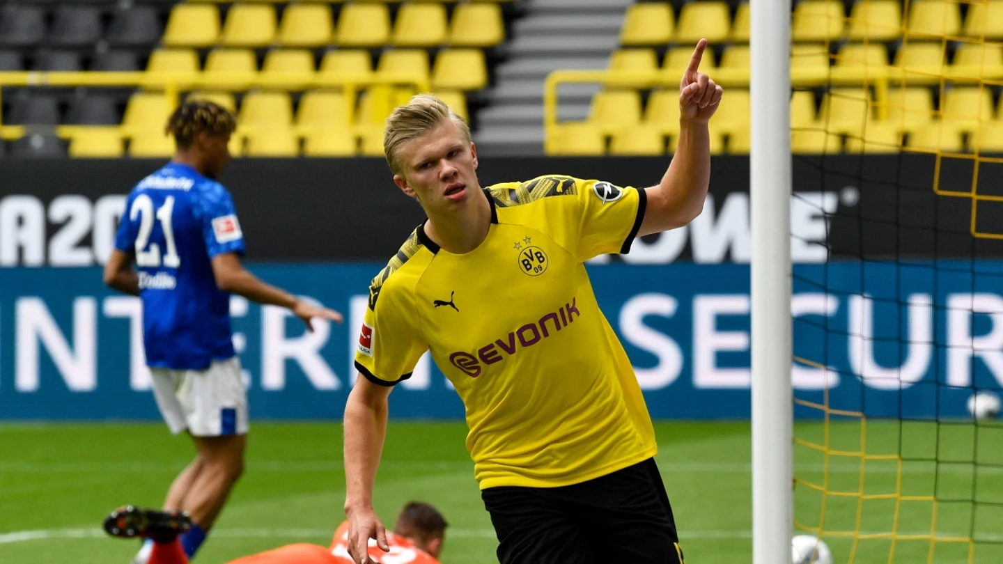 Haaland celebra un gol ante el Schalke Haaland celebra un gol ante el Schalke