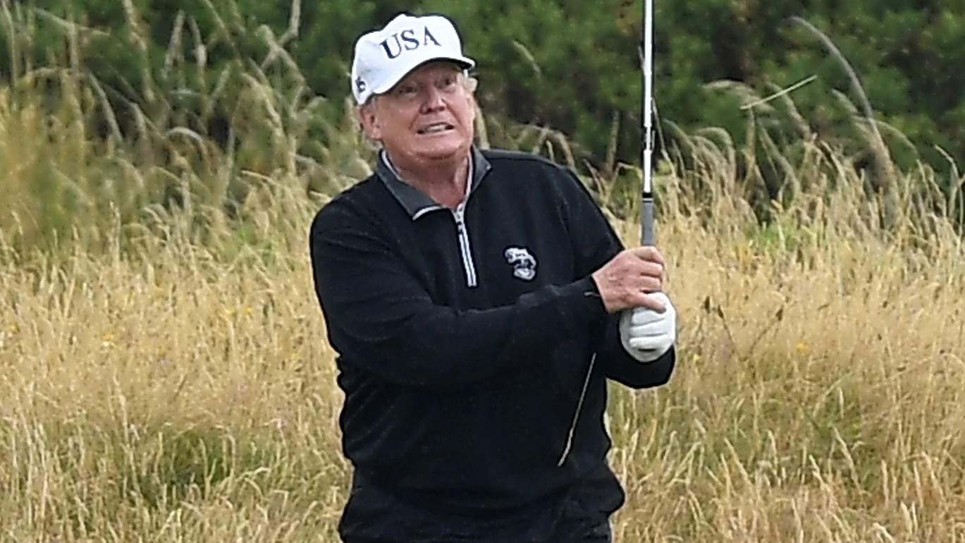 Donald Trump, jugando al golf