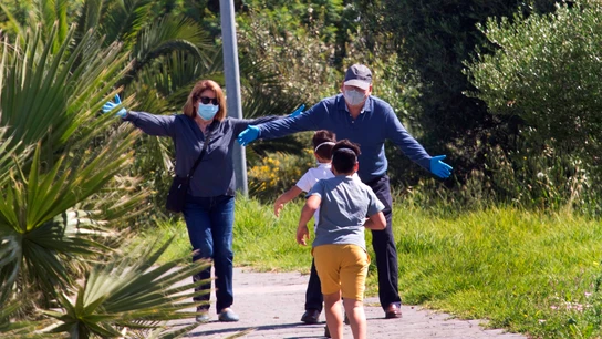 Dos niños corren a los brazos de sus abuelos Dos niños corren a los brazos de sus abuelos