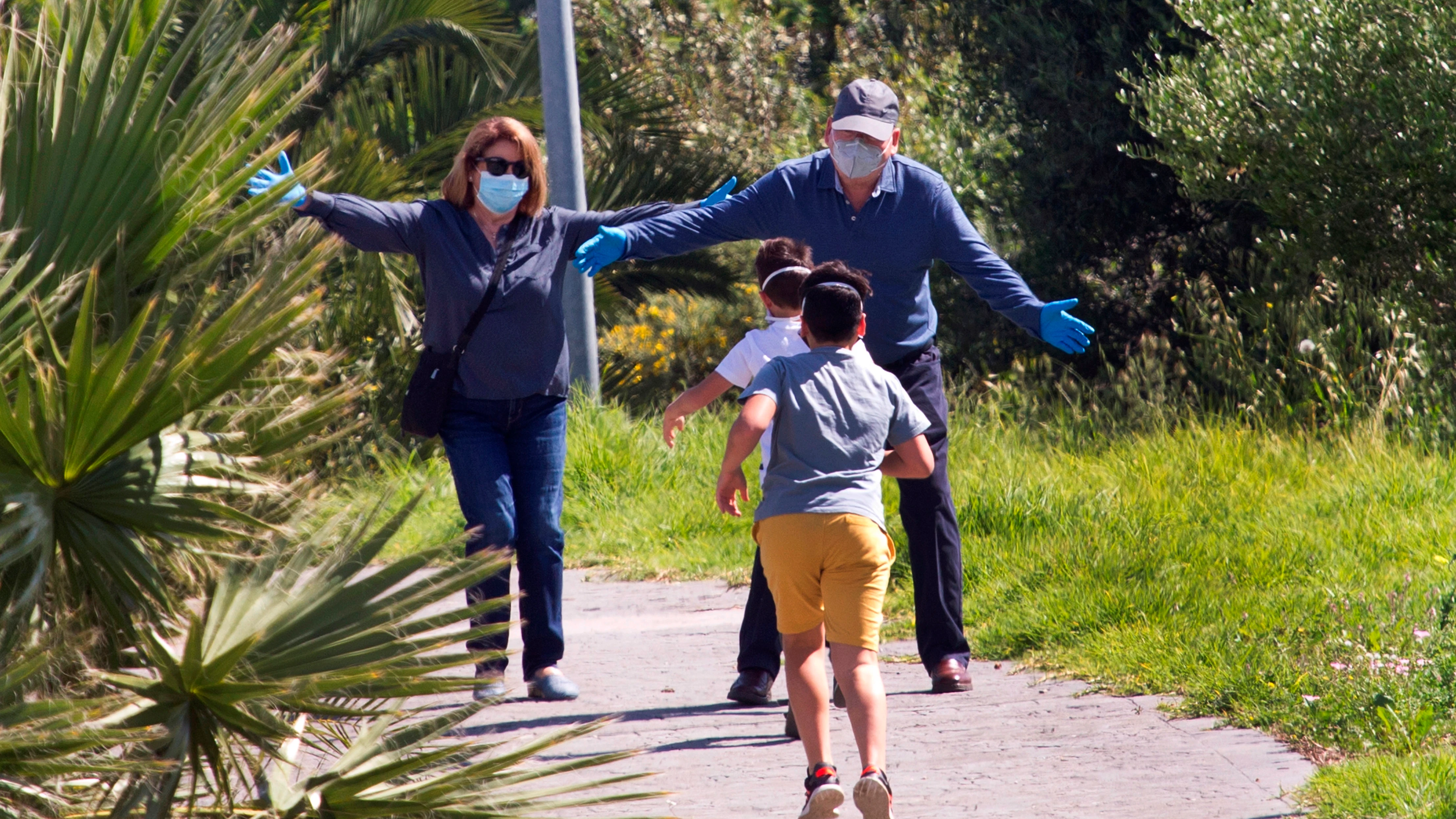 Dos niños corren a los brazos de sus abuelos