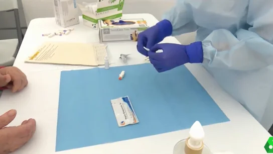 Un sanitario realiza una prueba a un paciente Un sanitario realiza una prueba a un paciente