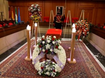 Féretro de Julio Anguita en su capilla ardiente Féretro de Julio Anguita en su capilla ardiente