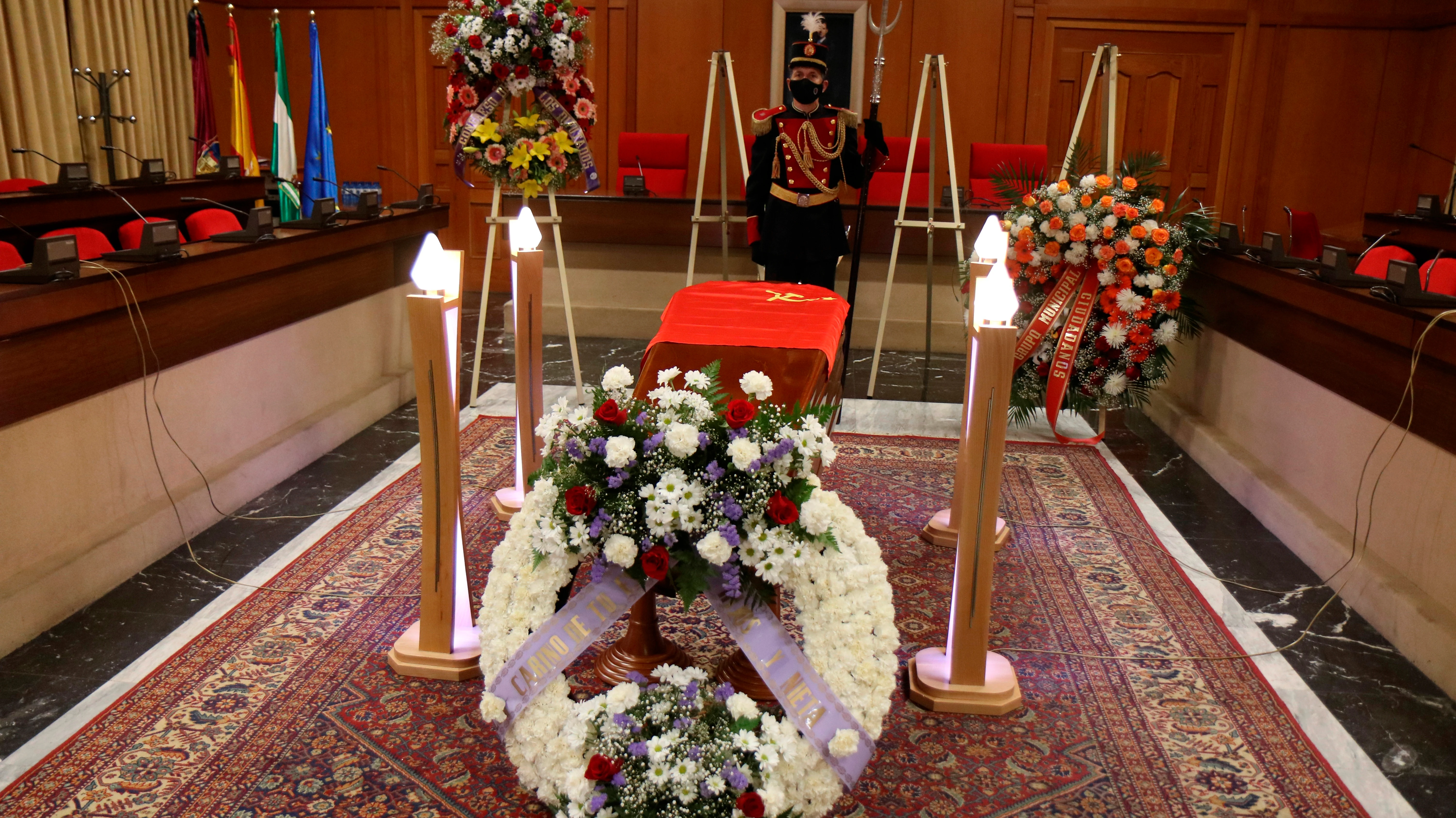 Féretro de Julio Anguita en su capilla ardiente