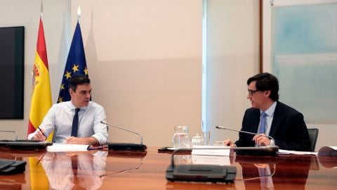 Pedro S&aacute;nchez habla con Salvador Illa durante la reuni&oacute;n con los presidentes auton&oacute;micos