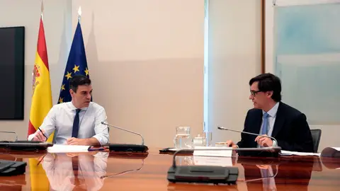 Pedro Sánchez habla con Salvador Illa durante la reunión con los presidentes autonómicos Pedro Sánchez habla con Salvador Illa durante la reunión con los presidentes autonómicos