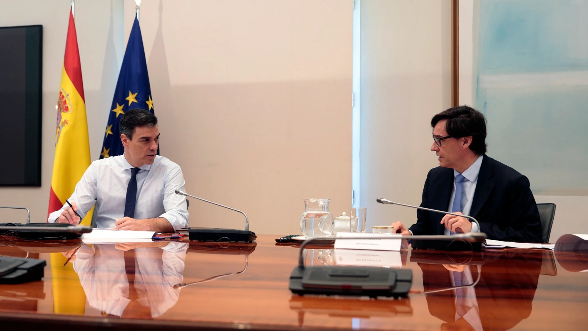 Pedro Sánchez habla con Salvador Illa durante la reunión con los presidentes autonómicos