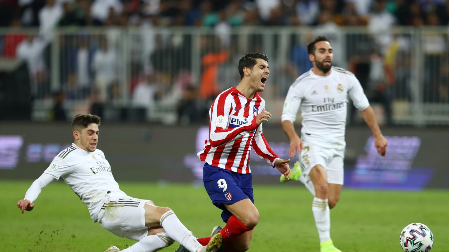 Fede Valverde realiza una falta a Morata. Fede Valverde realiza una falta a Morata.
