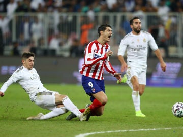 Fede Valverde realiza una falta a Morata. Fede Valverde realiza una falta a Morata.