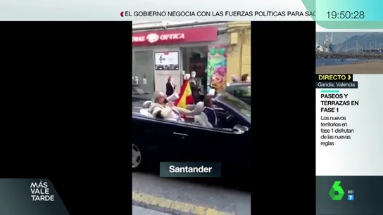 En un descapotable y con chofer: la protesta de un hombre contra el Gobierno en Santander que se ha hecho viral En un descapotable y con chofer: la protesta de un hombre contra el Gobierno en Santander que se ha hecho viral
