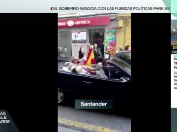 En un descapotable y con chofer: la protesta de un hombre contra el Gobierno en Santander que se ha hecho viral En un descapotable y con chofer: la protesta de un hombre contra el Gobierno en Santander que se ha hecho viral