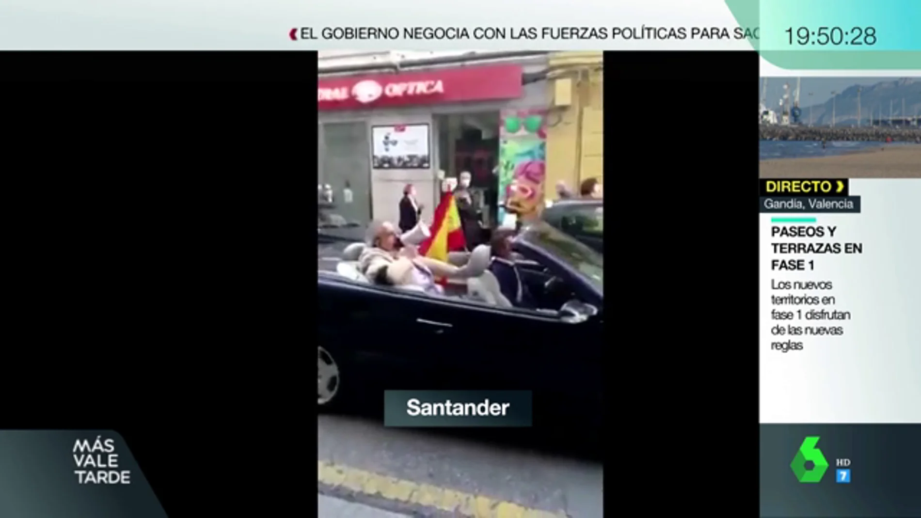 En un descapotable y con chofer: la protesta de un hombre contra el Gobierno en Santander que se ha hecho viral