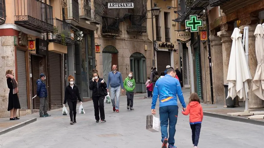 Ciudadanos paseando durante el estado de alarma por el coronavirus