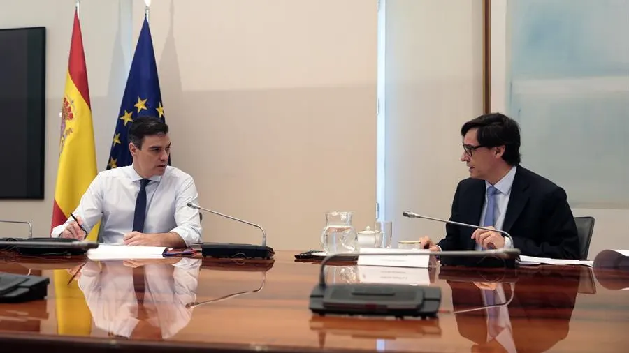 -El presidente del gobierno Pedro Sánchez y el ministro de Sanidad, Salvador Illa.