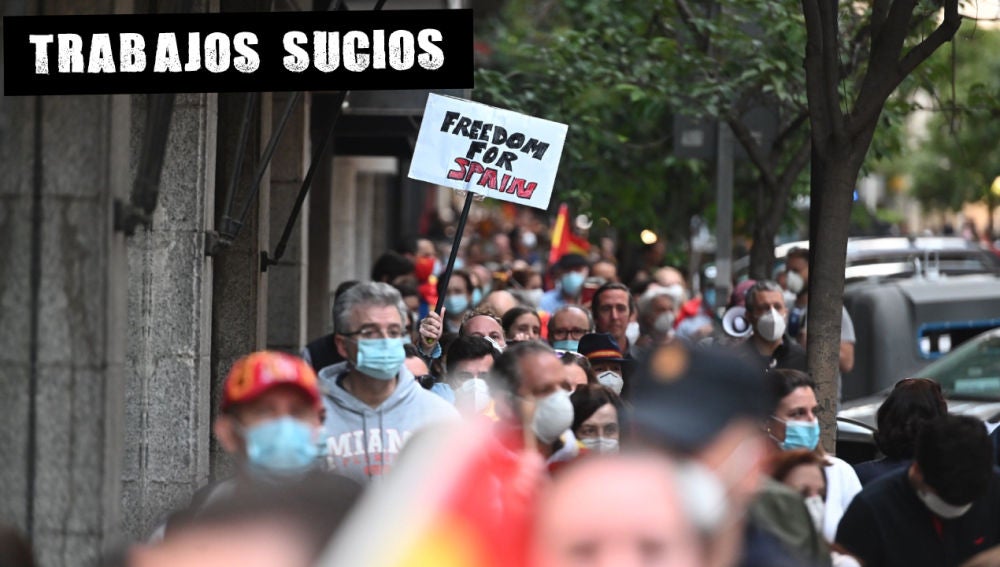 Vecinos de la calle Núñez de Balboa de Madrid participan este domingo en una cacerolada contra el Gobierno por su gestión en la crisis del coronavirus